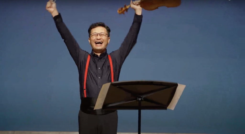 いちろーたがステージ上で終演後にフルスマイルでバンザイしている写真